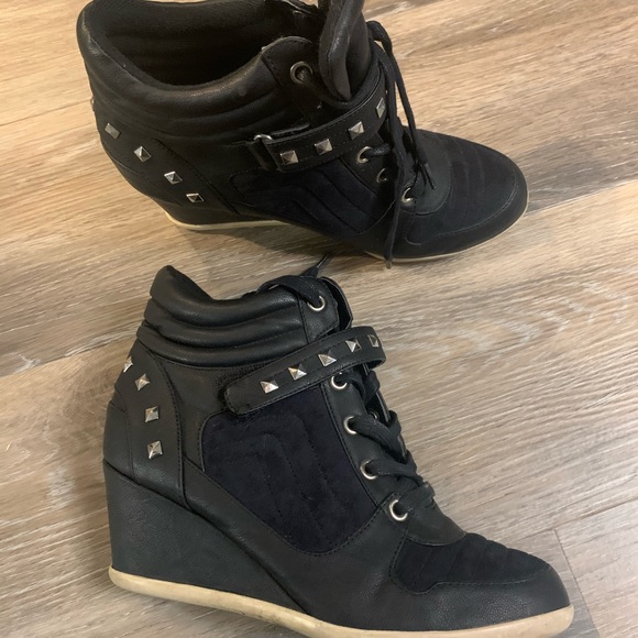 Wedged boots with studs - Picture 2 of 3